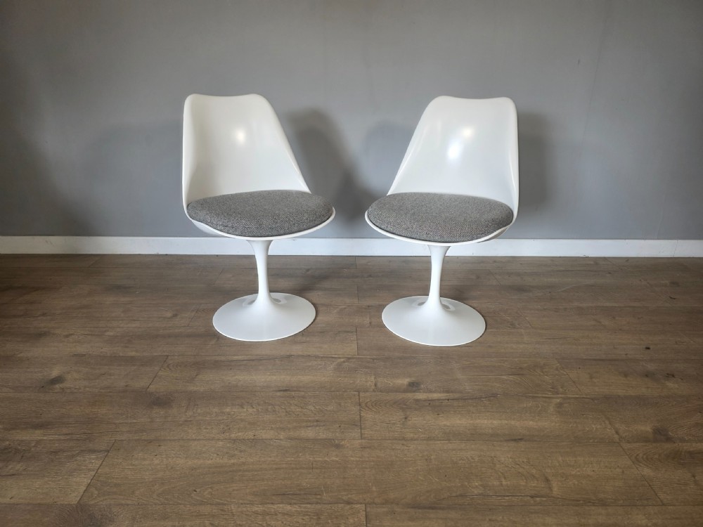 a pair of knoll saarinen tulip chairs 1956